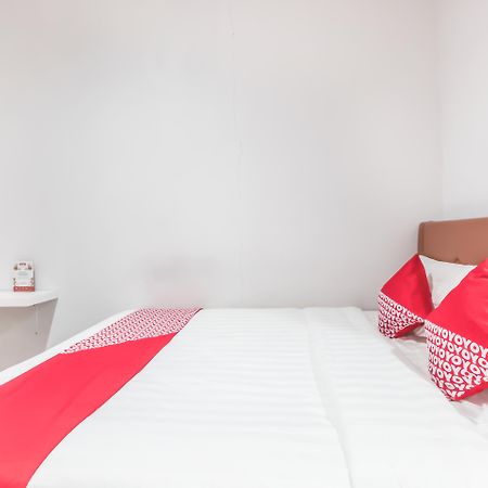 Oyo 1555 Unik Guesthouse Syariah Джакарта Экстерьер фото