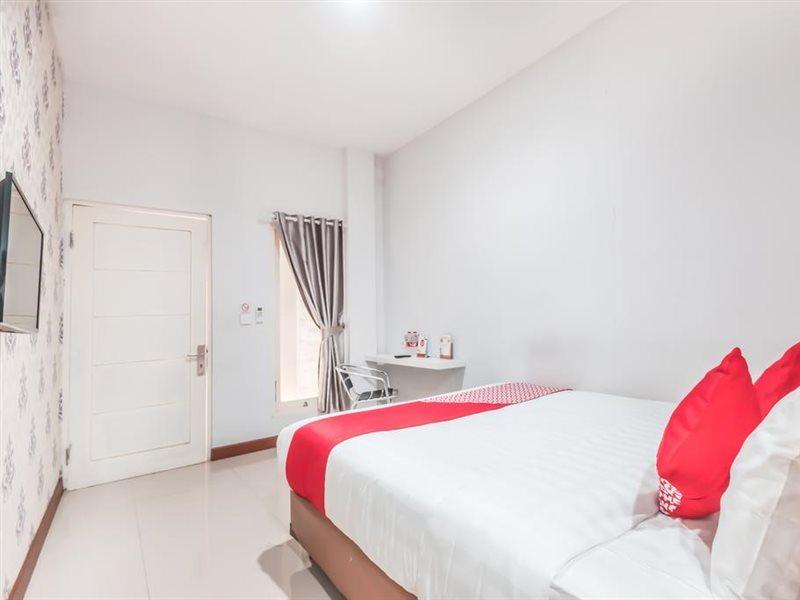 Oyo 1555 Unik Guesthouse Syariah Джакарта Номер фото