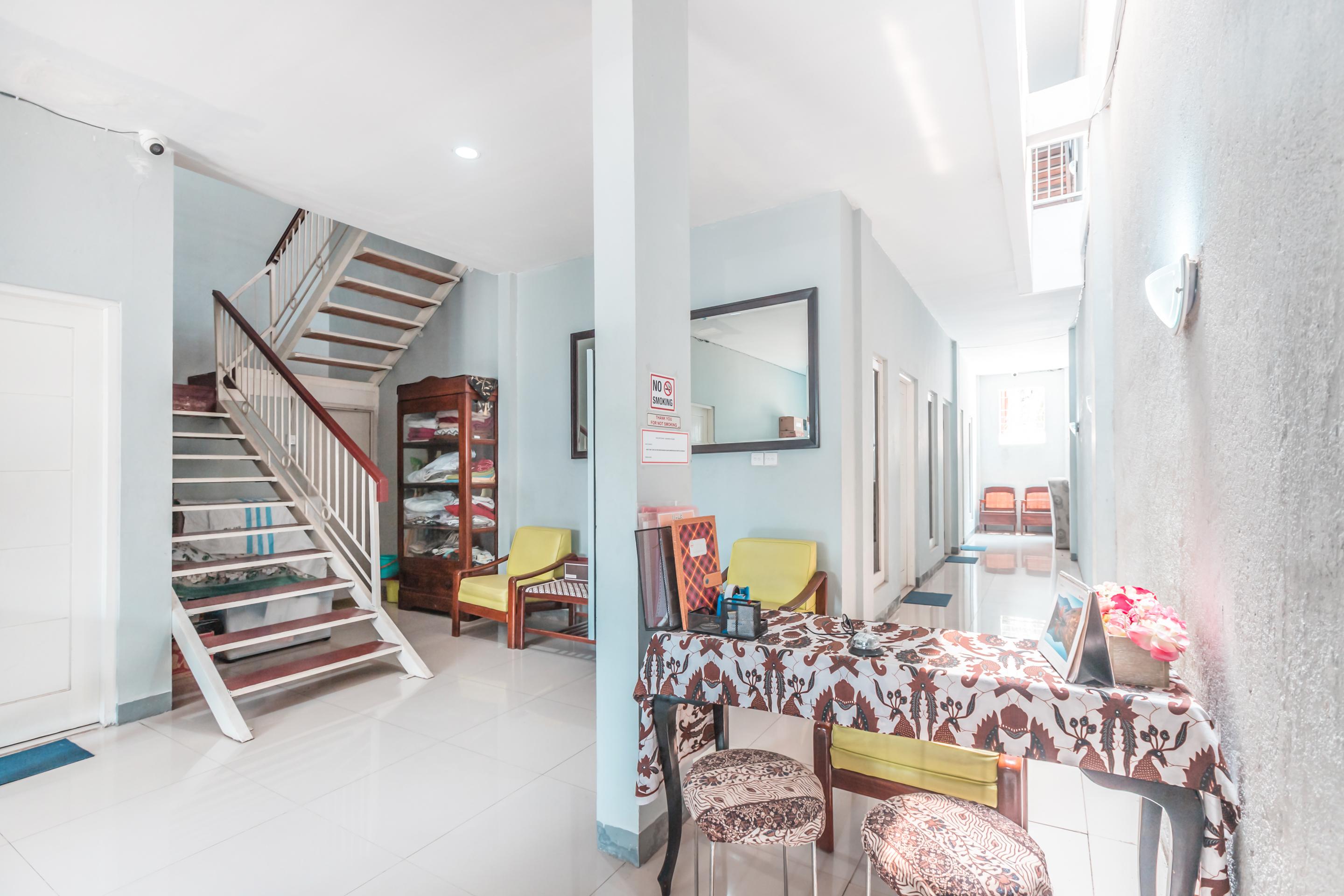 Oyo 1555 Unik Guesthouse Syariah Джакарта Экстерьер фото