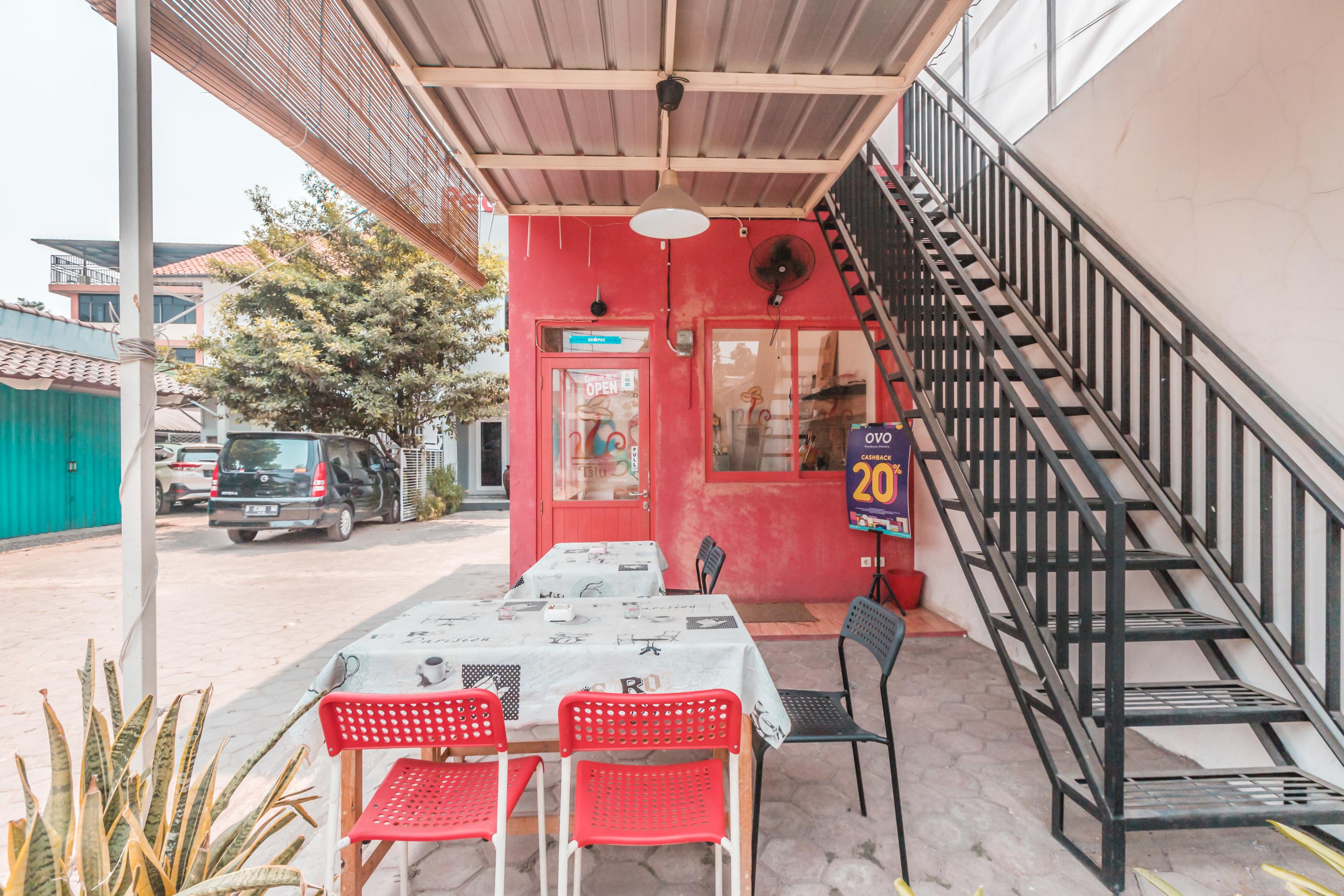 Oyo 1555 Unik Guesthouse Syariah Джакарта Экстерьер фото