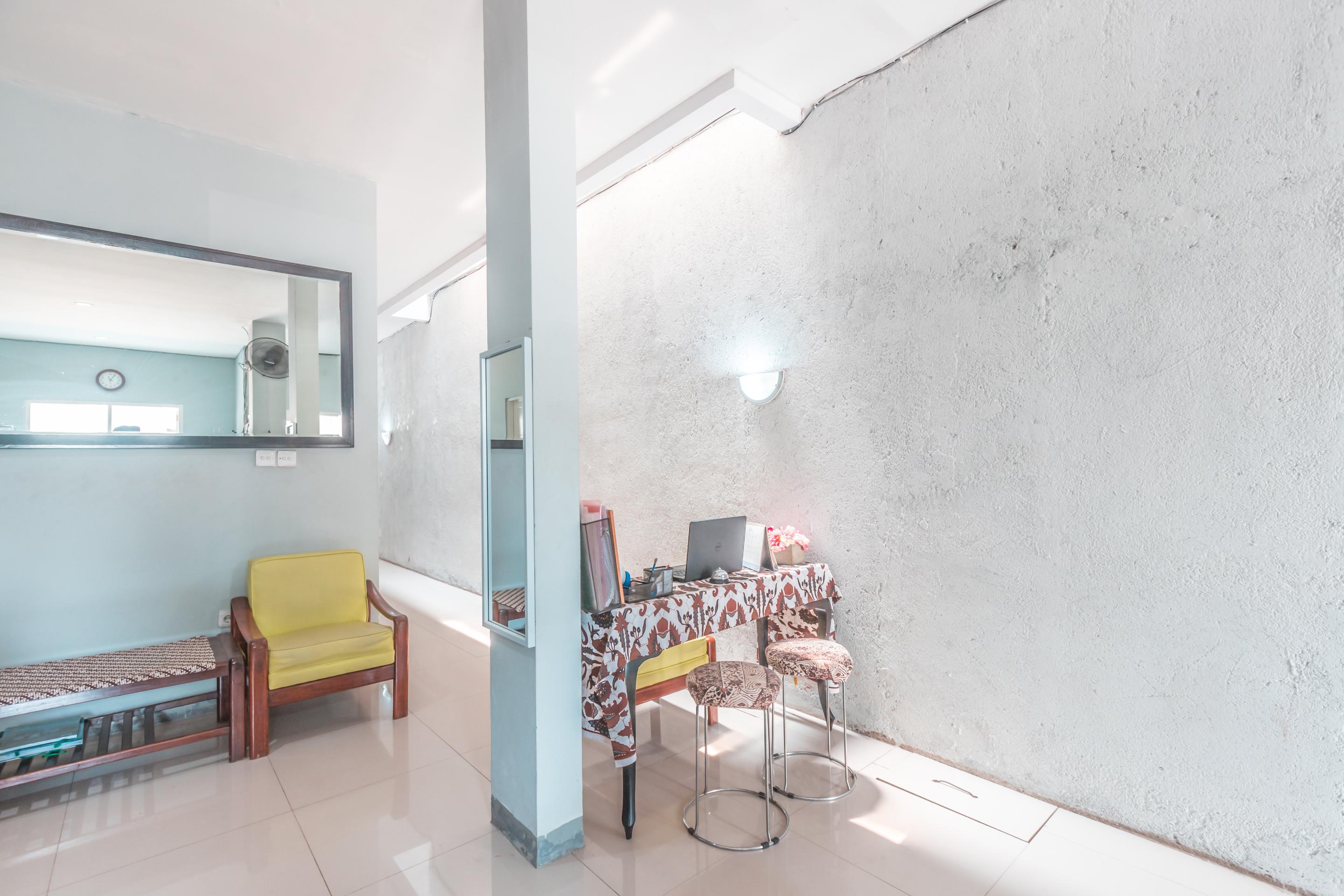 Oyo 1555 Unik Guesthouse Syariah Джакарта Экстерьер фото
