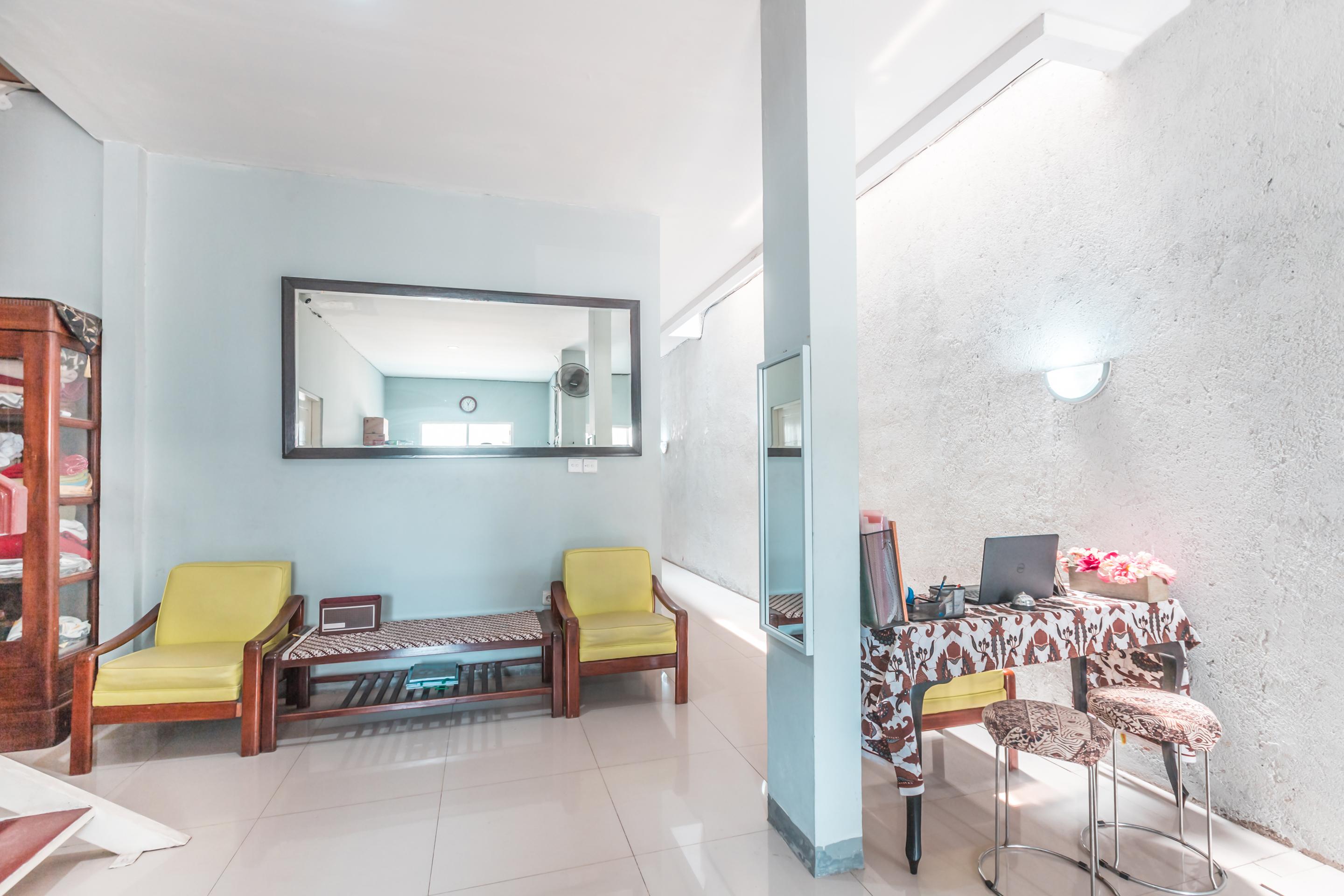 Oyo 1555 Unik Guesthouse Syariah Джакарта Экстерьер фото