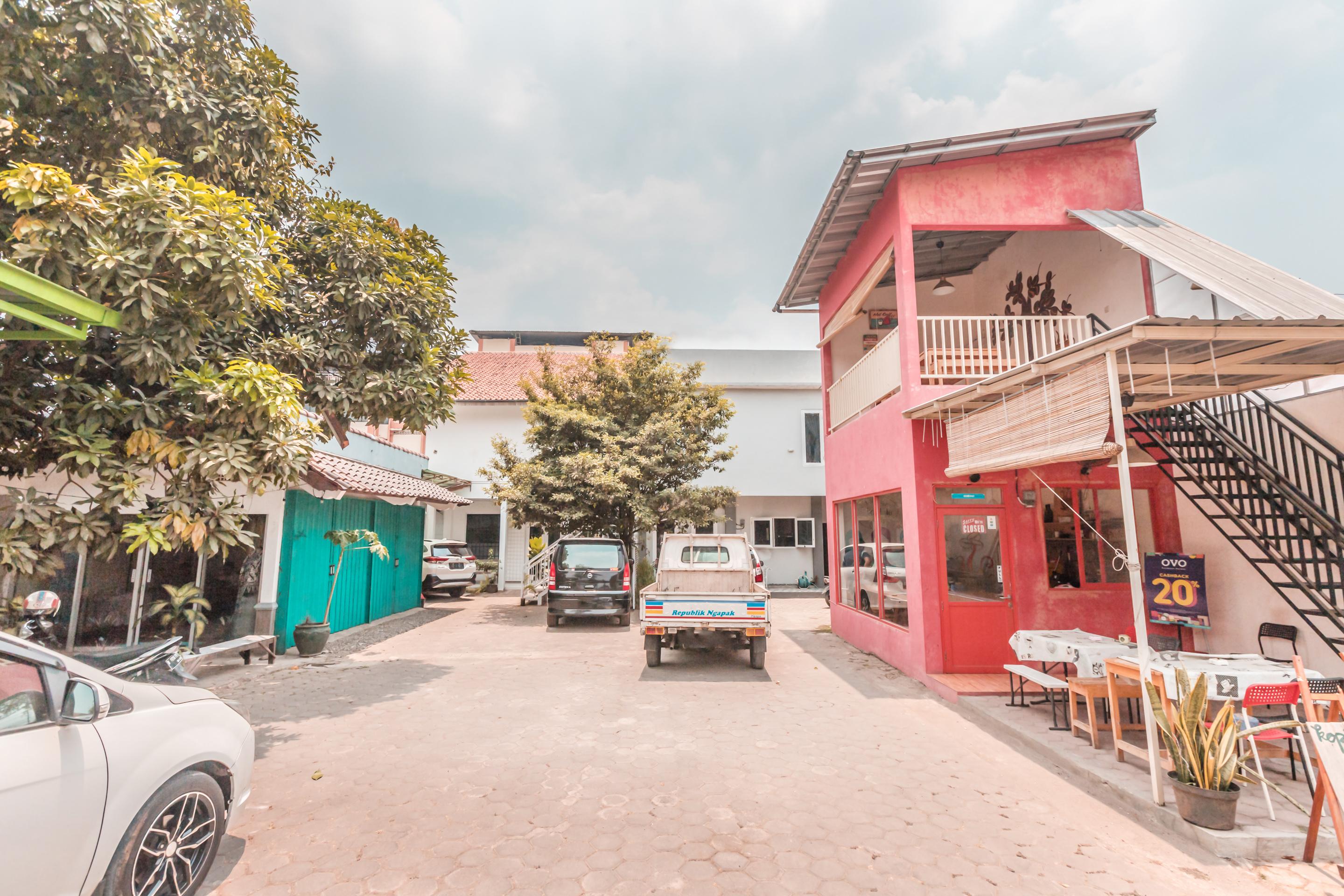 Oyo 1555 Unik Guesthouse Syariah Джакарта Экстерьер фото