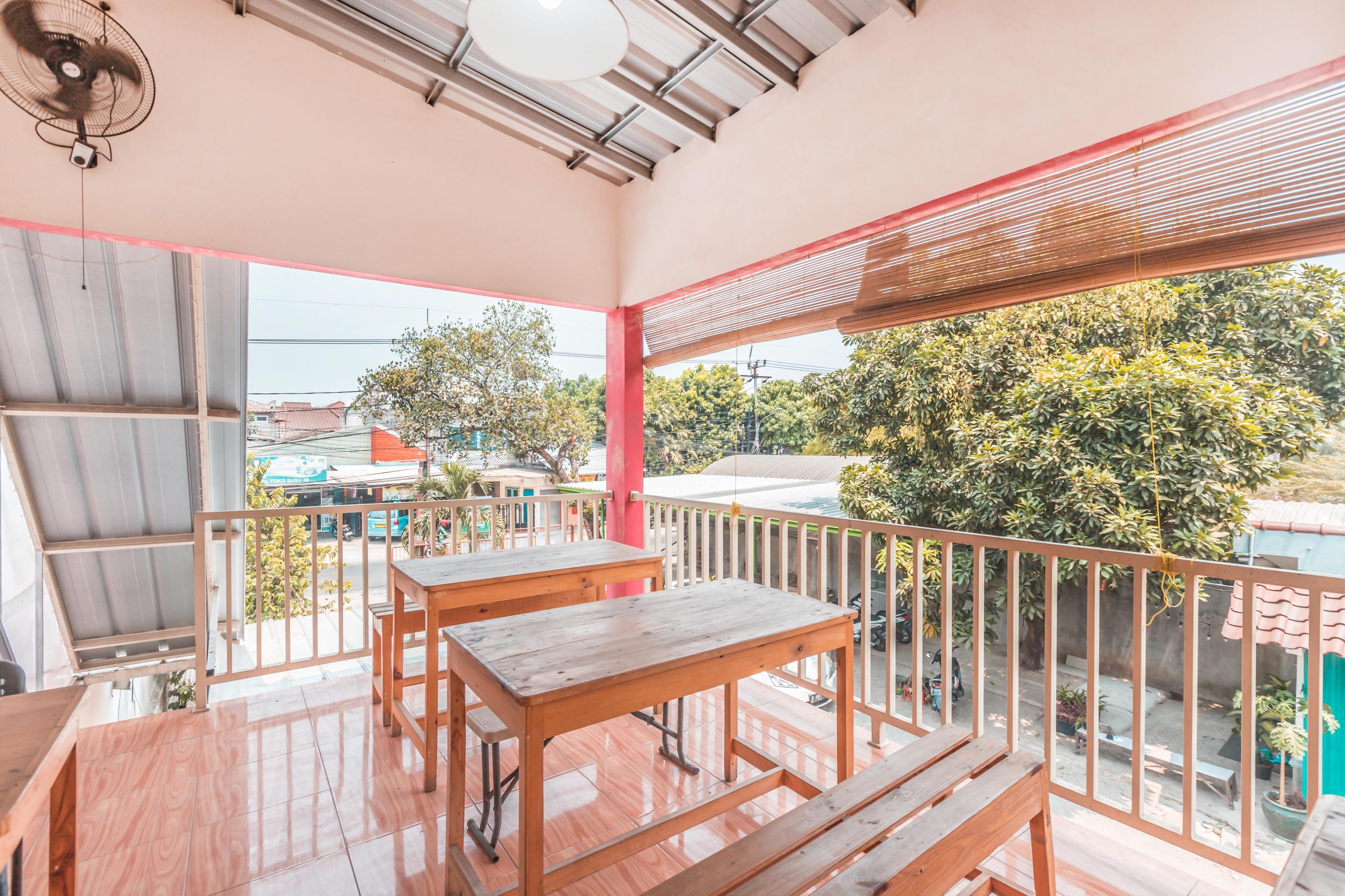 Oyo 1555 Unik Guesthouse Syariah Джакарта Экстерьер фото