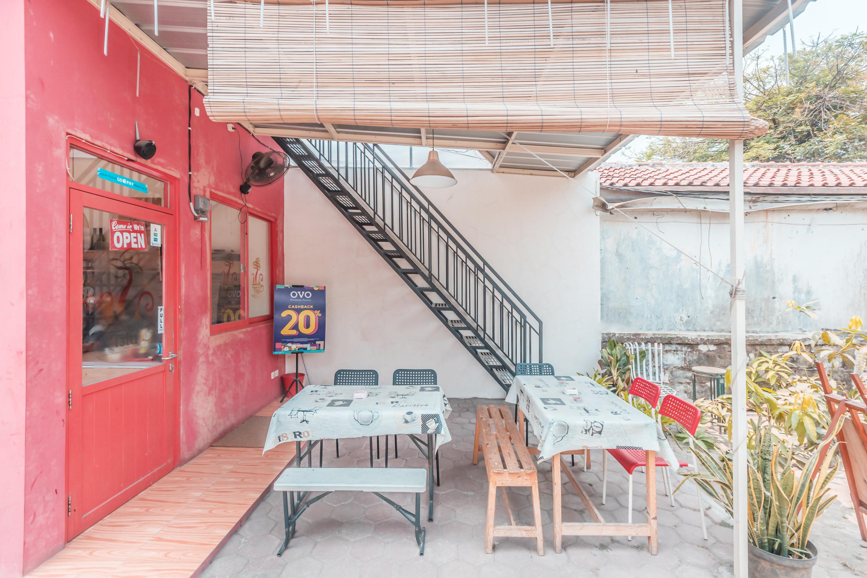 Oyo 1555 Unik Guesthouse Syariah Джакарта Экстерьер фото