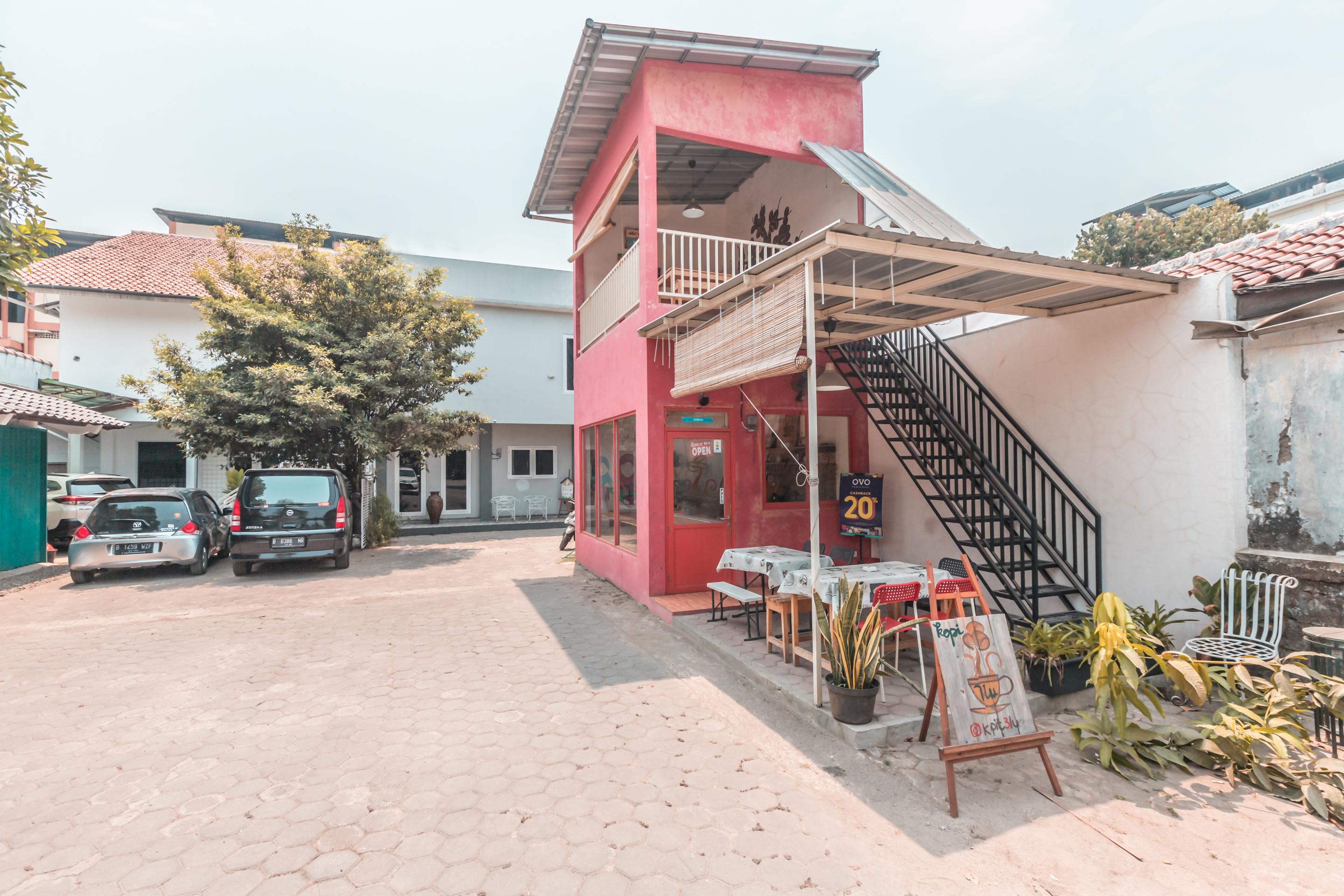 Oyo 1555 Unik Guesthouse Syariah Джакарта Экстерьер фото